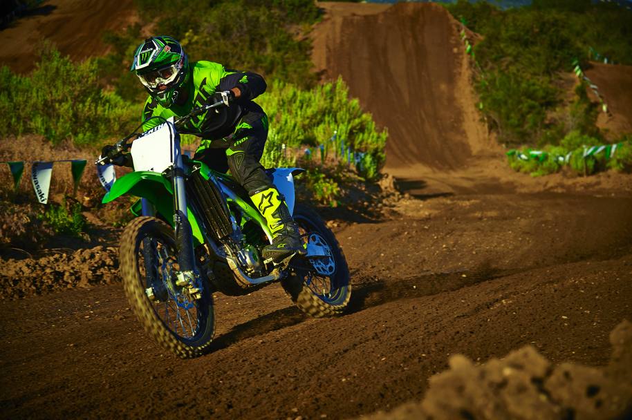 La Kawasaki KX450F ha un motore monocilindrico da 499 cmc raffreddato a liquido